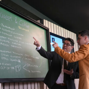 Intisana Business School - Sala Harvard / Entre Semana
