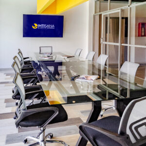 Intisana Business School - Sala de Reuniones / Entre Semana