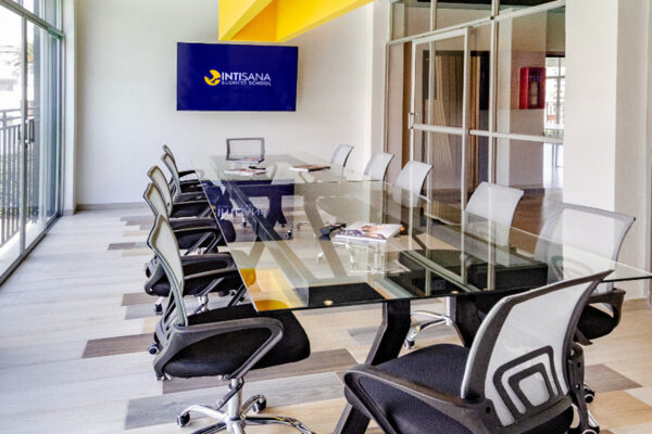 Intisana Business School - Sala de Reuniones / Sábados